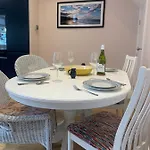 בית נופש Griff Cottage, *