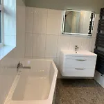 בית נופש Griff Cottage, *